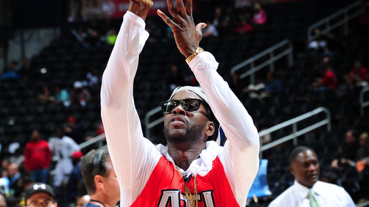 Dann zeigt 2 Chainz auch noch seine Basketball-Skills. Einst hatte er ein Stipendium für die Alabama State University