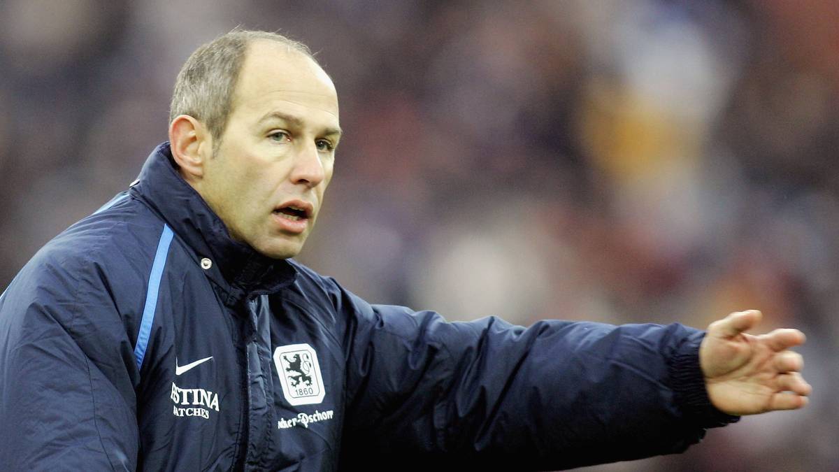 Reiner Maurer, der bis dahin als Co-Trainer von Bommer aktiv war, übernimmt den Posten des Chefcoachs. Mit Platz vier verpasst er den direkten Wiederaufstieg in die Bundesliga nur knapp. So nah wie 2004 ist man der Rückkehr in die Eliteklasse seitdem nie wieder gekommen. Unter Maurer wird die Allianz Arena ab der Saison 2005/2006 neuer Austragungsort der Heimspiele des TSV 1860 München