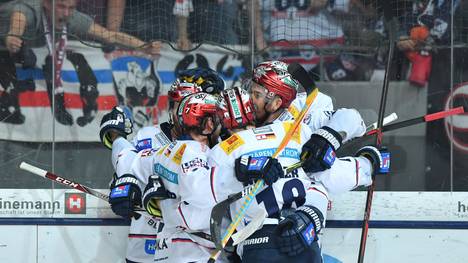 Die Eisbären Berlin haben sich durch den Sieg gegen Schwenningen das Heimrecht in den Playoffs gesichert