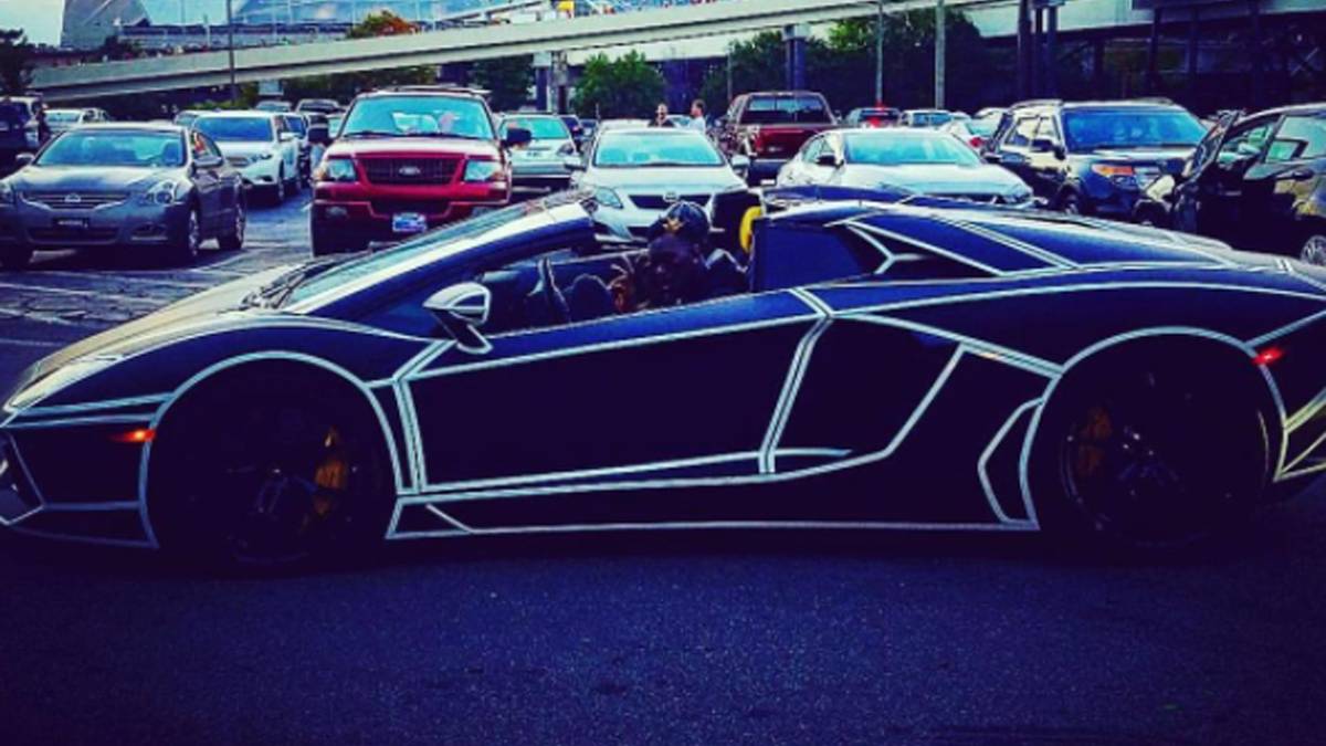 Besonders wenn die Sonne untergeht, ist Schröder damit auf keinem Parkplatz zu übersehen - denn der Bolide leuchtet im Dunkeln