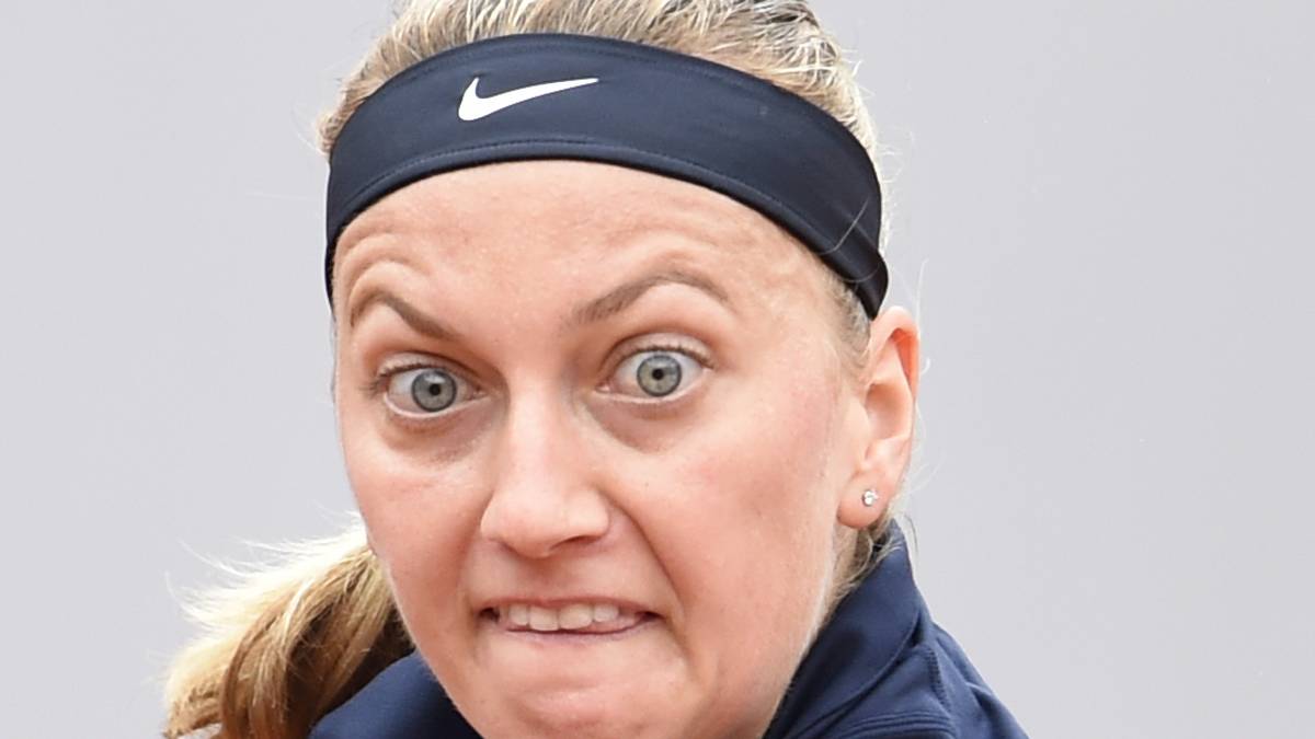 Als würde sie gleich mehrfach auf den Ball eindreschen wollen - Petra Kvitova spielt mit unglaublicher Intensität