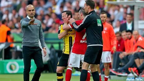 Franck Ribery (2. v. r.) und Gonzalo Castro (2. v. l.) geraten im DFB-Pokalfinale aneinander