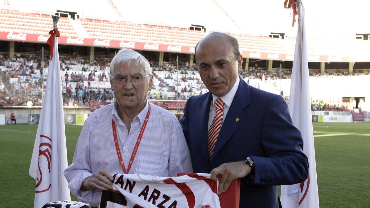 PLATZ 13 - JUAN ARZA INIGO: 1943 wechselte er zum FC Sevilla und wurde dort zum Goldjungen. Für die Andalusier schoß er in 349 Erstligapartien 182 Tore. Die Torschützenkönig-Trophäe holte er sich aber nur ein einziges Mal 1955