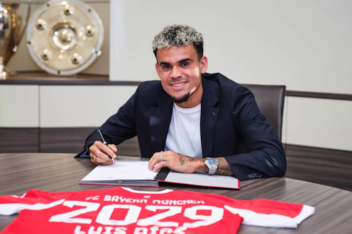 Es ist offiziell! Der FC Bayern tütet den Transfer von Luis Díaz ein. Der Kolumbianer bekommt die Rückennummer "14" - eine Nummer, die bei Bayern bereits eine besondere Vergangenheit hat. 