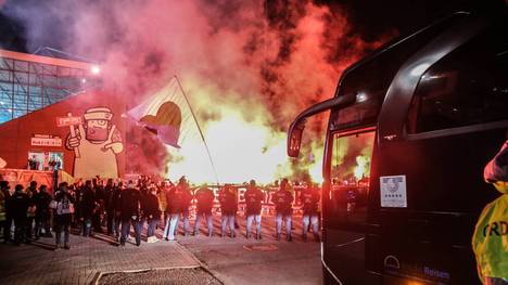 St. Pauli-Fans vor dem Stadion bei der Ankunft des Mannschaftsbusses