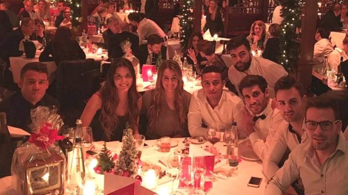 Die Bayern sind dieses Jahr schon etwas früher dran: Weihnachten am Nikolaustag - zumindest die Fete des FC Bayern. Juan Bernat, Thiago und Javi Martinez lassen es sich mit Partnerinnen und Freunden in Alfons Schuhbecks Spiegelzelt in München gut gehen