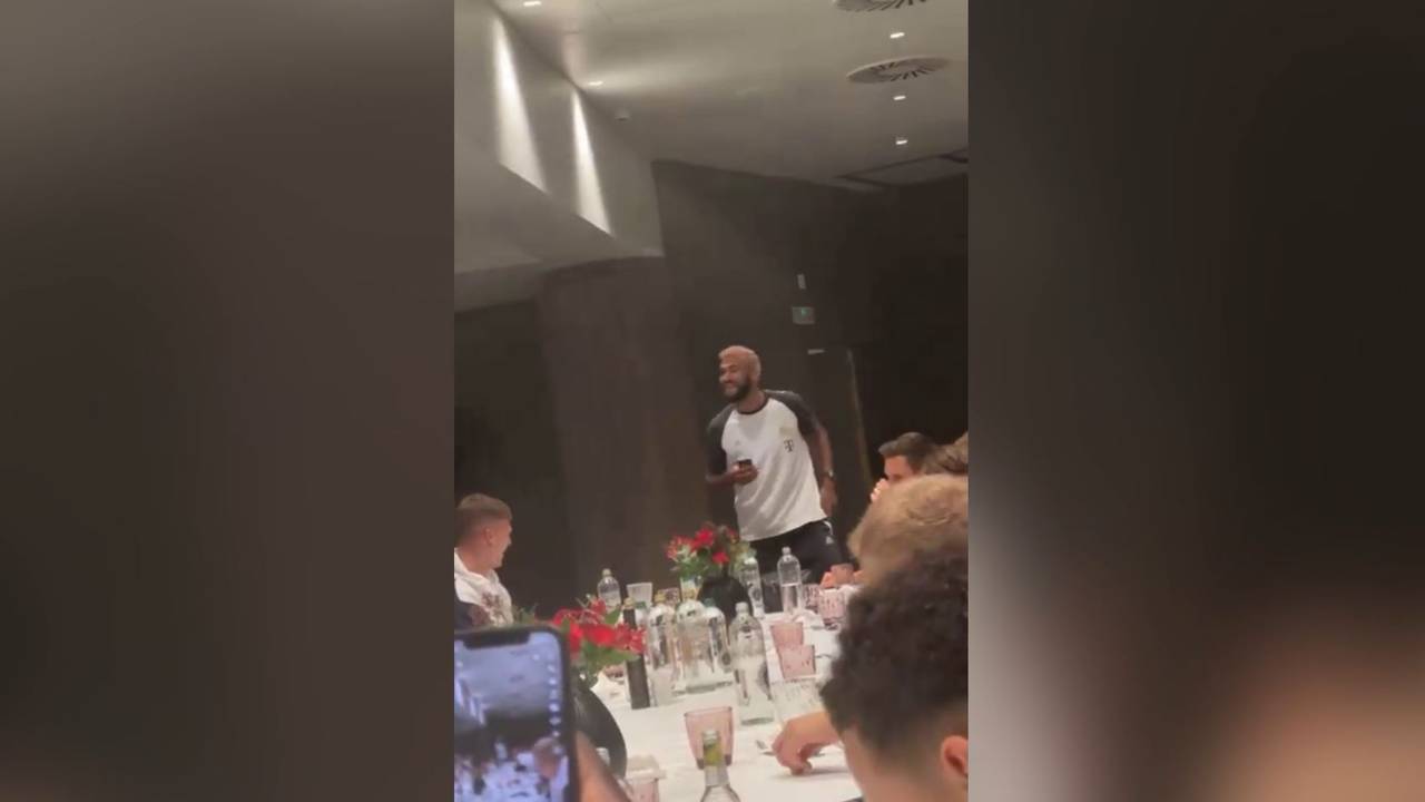 FC Bayern München: Eric-Maxim Choupo-Moting rappt beim Bankett