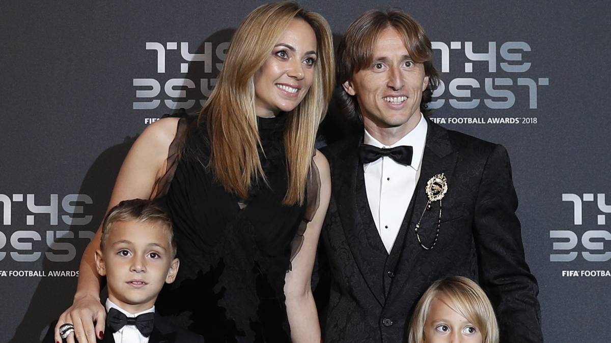 Auch Teamkollege Luka Modric posiert mit seinen Liebsten. Gemeinsam mit Ehefrau Vanja und den Kindern Ivano und Ema hofft er, dass er am Ende zum besten Fußballer gekrönt wird