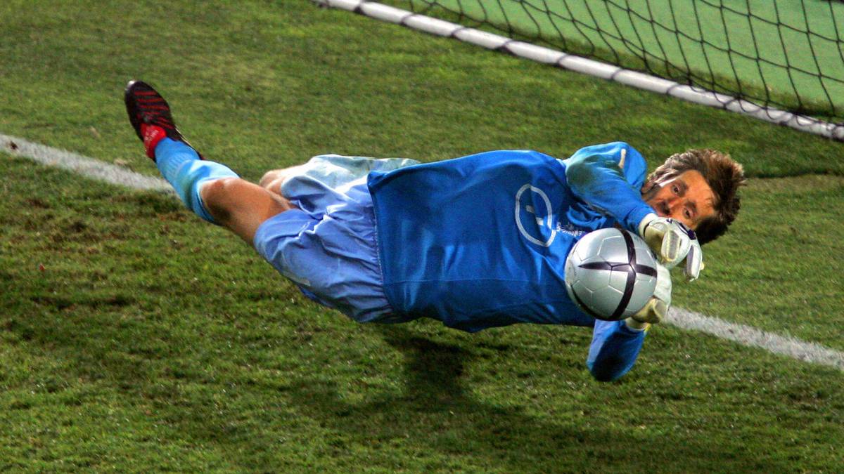 Er sammelte insgesamt 27 größere Trophäen, war mit 130 Länderspielen lange niederländischer Rekordnationalspieler und mit 40 Jahren und 205 Tagen ältester Akteur, der je englischer Meister wurde. Sein persönliches Trauma: Das WM-Aus 1998 und das EM-Aus 2000 jeweils nach Elfmeterschießen und die Nicht-Qualifikation für die WM 2002