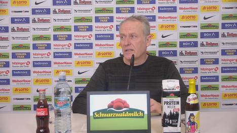 Wegen hoher Corona-Zahlen bleiben die Stadien der Bundesliga zurzeit so gut wie leer, so auch beim Spiel von Freiburg beim BVB. Für SC-Trainer Christian Streich ist diese Situation frustrierend.