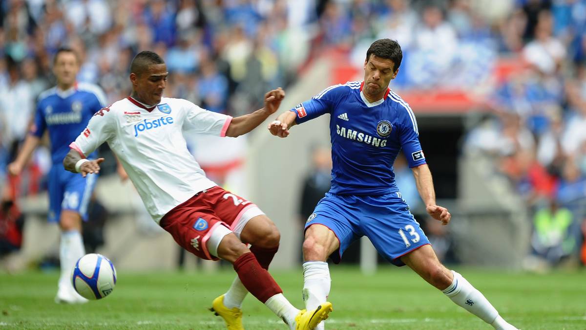 Kevin-Prince Boateng foulte Michael Ballack im FA-Cup-Finale