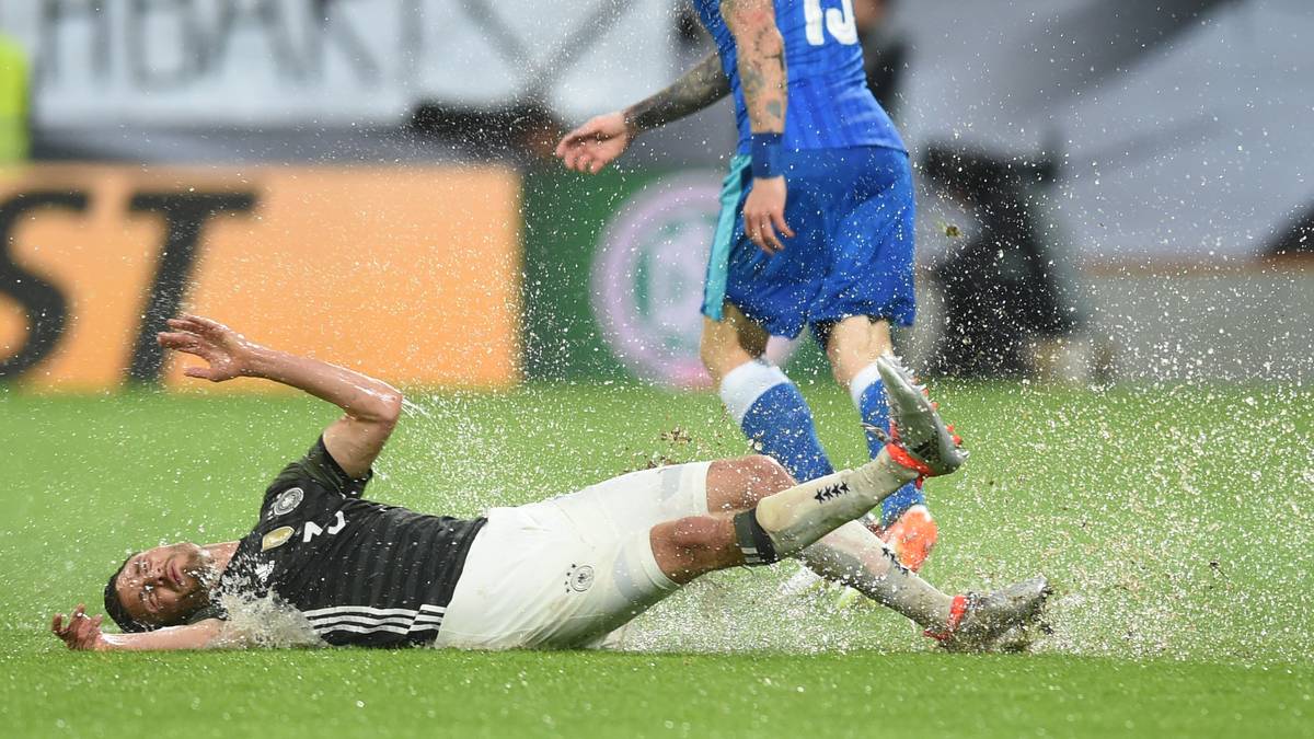 EM 2016, DEUTSCHLAND - SLOWAKEI (1:3): Bei irregulären Bedingungen nach sintflutartigen Niederschlägen mit heftigem Gewitter verliert das DFB-Team vor der EM 2016 in der Regenschlacht von Augsburg gegen die Slowakei
