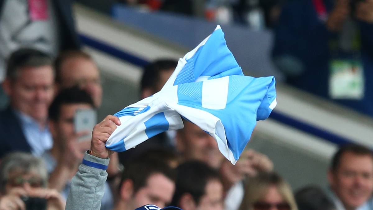 Maradona gibt auf der Tribüne Vollgas und peitscht sein Team nach vorne