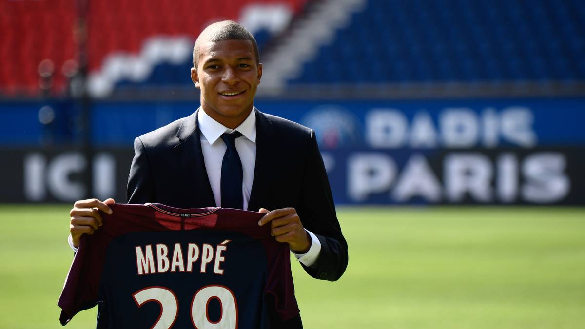 KYLIAN MBAPPE ZU PSG: Der teuerste Transfer des Sommers wurde schon vor einem Jahr eingetütet. Der Klub von Thomas Tuchel verpflichtet den 19 Jahre jungen WM-Shootingstar der Franzosen nach einjähriger Leihe von Monaco fest - für unglaubliche 180 Millionen Euro