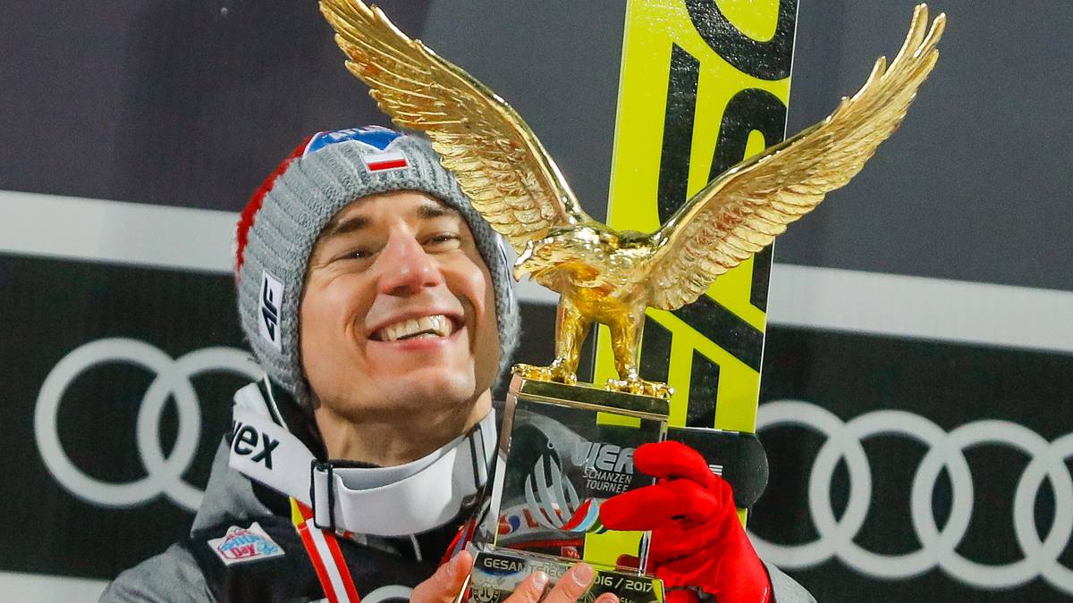 Im Januar 2017 nimmt der Pole Kamil Stoch die Trophäe für den Gesamtsieg in Empfang. Mit einem Sieg in Bischofshofen zieht er noch am Norweger Daniel Andre Tande vorbei, der am Ende hinter Stochs Landsmann Piotr Zyla Dritter in der Gesamtwertung wird