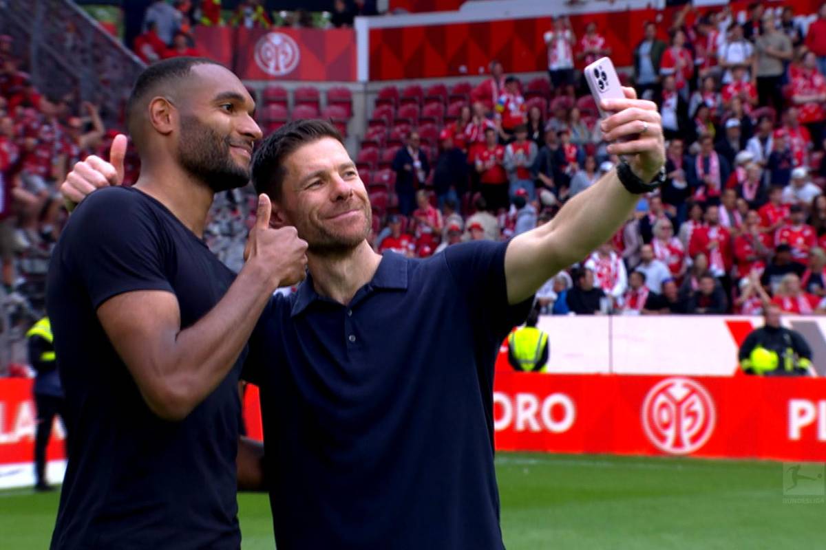 Xabi Alonso verlässt Bayer Leverkusen nach zweieinhalb sensationellen Jahren. Der Baske lässt sich nochmal feiern und nimmt als letzte Erinnerung ein Selfie mit seinem Abwehrchef mit.