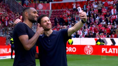 Xabi Alonso verlässt Bayer Leverkusen nach zweieinhalb sensationellen Jahren. Der Baske lässt sich nochmal feiern und nimmt als letzte Erinnerung ein Selfie mit seinem Abwehrchef mit.