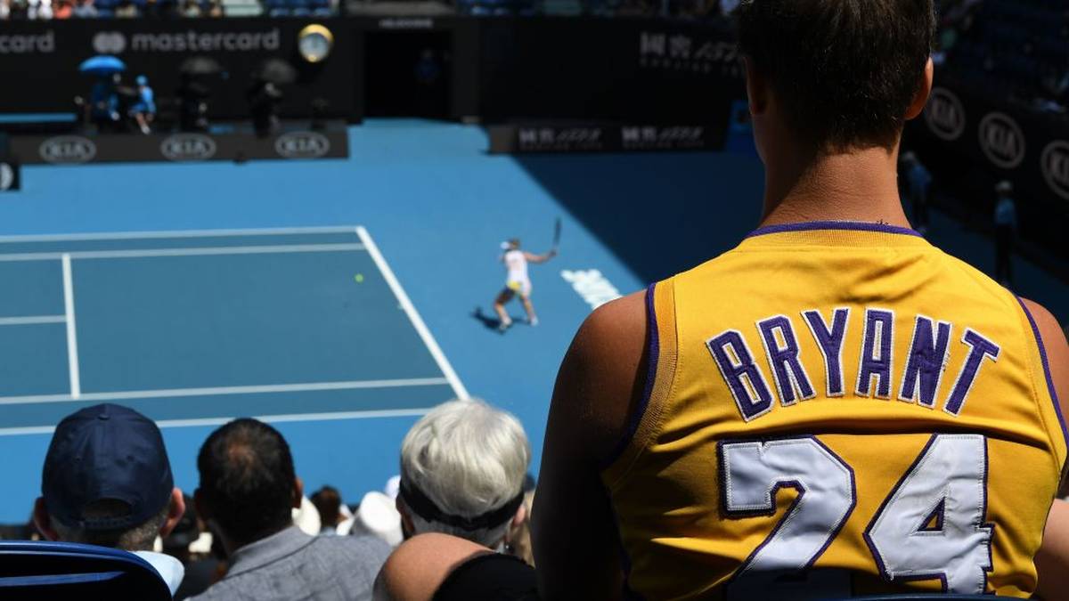 Sogar bei den Australien Open würdigen Fans den Verstorbenen und tragen als Zeichen der Ehre sein Trikot