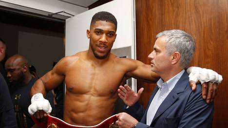 Jose Mourinho wartete geduldig, bis er endlich dem Boxer Anthony Joshua gratulieren konnte