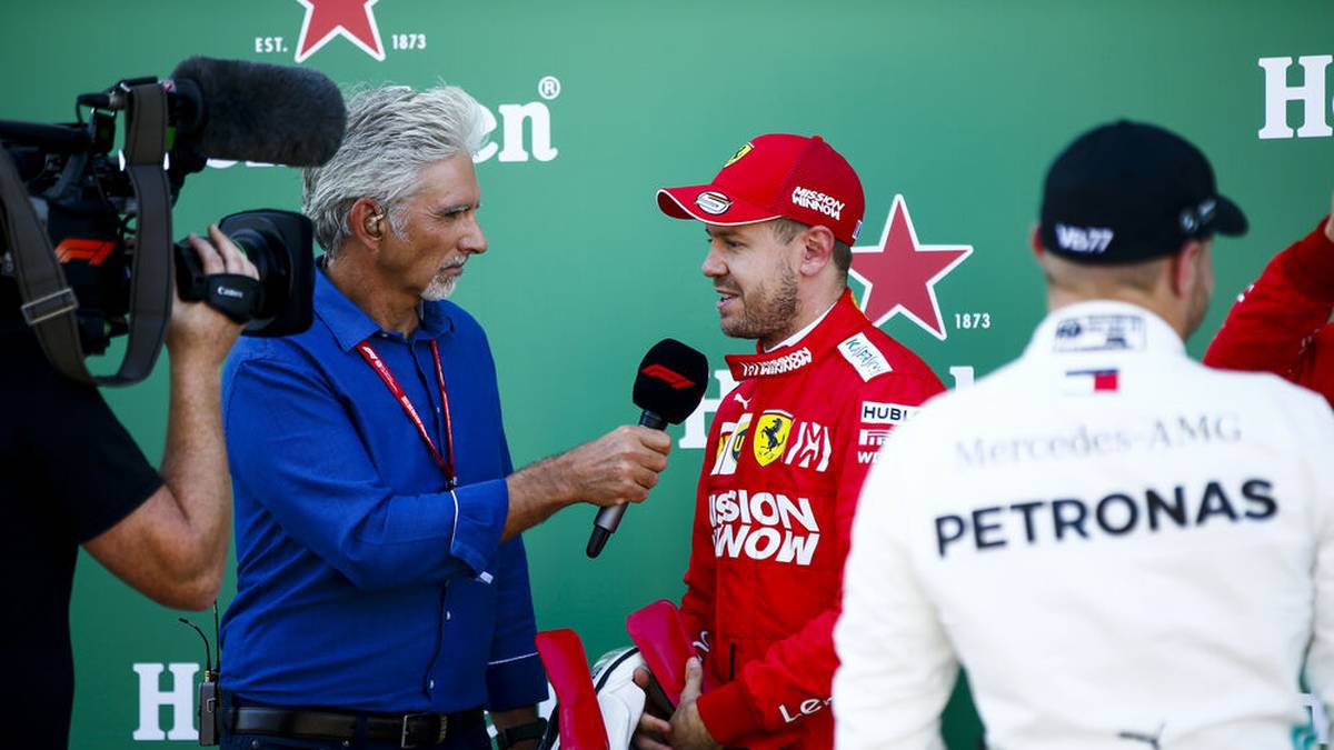 Damon Hill bei einem Interview als TV-Experte mit Sebastian Vettel 2019
