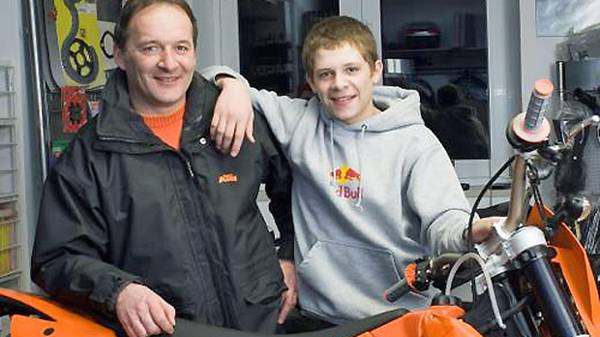 Diese orangefarbene Cross-Maschine besitzt Stefan als 17-Jähriger, doch bereits im Alter von vier Jahren schenkt ihm Vater Helmut (l.) eine kleine Honda QR 50. Der Beginn einer rasanten Karriere