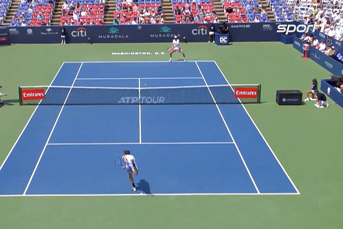 Nach einem schwachen ersten Satz kämpft sich Daniil Medvedev beim ATP-Turnier in Washington zurück und wendet eine Blamage ab.