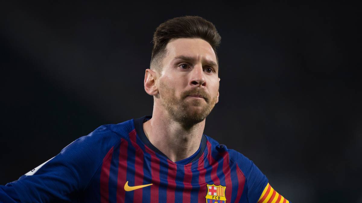 PLATZ 1: LIONEL MESSI - Knapp war es. Ganz, ganz knapp. Aber am Ende hatte in der redaktionsinternen Abstimmung doch Messi die Nase vorn. Viermal in Folge Weltfußballer, viermal Champions-League-Sieger mit Barca, Rekordtorschütze in Spaniens La Liga – und jenseits dieser Erfolgsbilanz dieses gewisse Etwas, von dem er noch etwas mehr hat als alle anderen. Ein Privileg, ihm zusehen zu dürfen