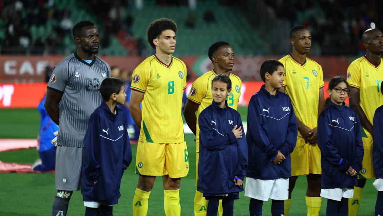 Jonah Fabisch (2.v.l.) ist mit Simbabwe beim Afrika-Cup ausgeschieden