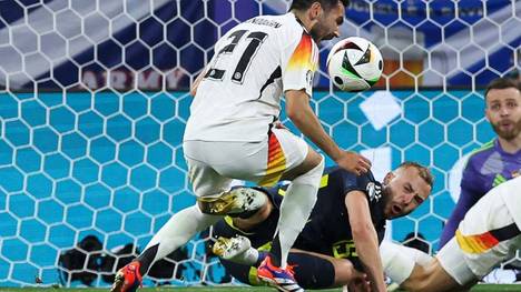 Ryan Porteous sah für seine Grätsche gegen Ilkay Gündogan Rot