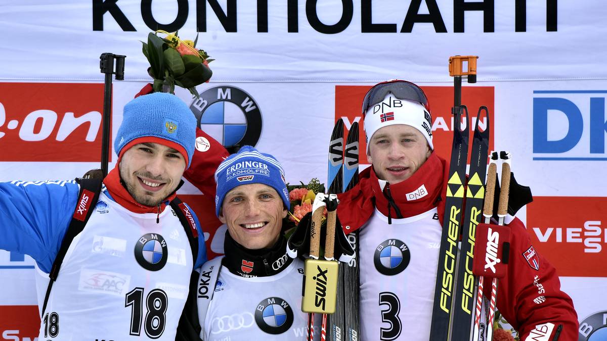 Beim anschließenden Siegerfoto liefert sich Lesser (M.) ein Wettlächeln mit Silbermedaillengewinner Anton Schipulin (l.) und Tarjei Boe, der Bronze holt