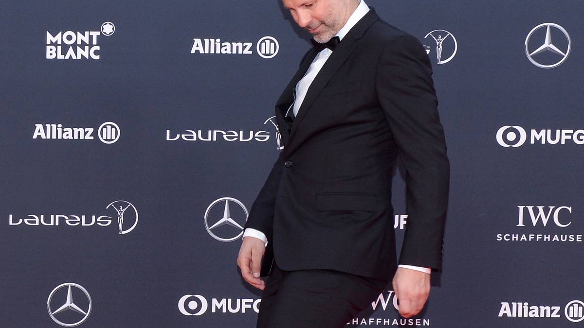 Ryan Giggs zeigt die Vorteile der Sneaker auf dem roten Teppich. Die Sportschuhe eignen sich nämlich perfekt, um die eigenen Jonglier-Künste zum Besten zu geben