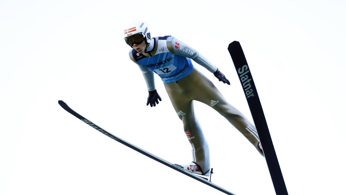CONSTANTIN SCHMID: Am wenigsten Erfahrung in der Weltcup-Gruppe hat Constantin Schmid. Der 19-Jährige gab erst im vergangenen Jahr sein Debüt bei der Vierschanzentournee und belegte am Ende den 51. Platz. In Titisee-Neustadt gelang ihm in dieser Saison das erste Mal der Sprung in die Punkteränge im Weltcup - und das mit einem tollen achten Platz