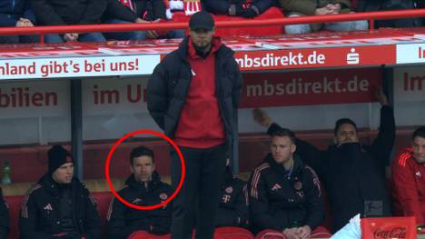 Thomas Müller kommt gegen Union Berlin nicht zum Einsatz, sorgt aber abseits des Platzes für jede Menge gute Unterhaltung - egal, ob als verkappter Spielertrainer oder als Sängerknabe.