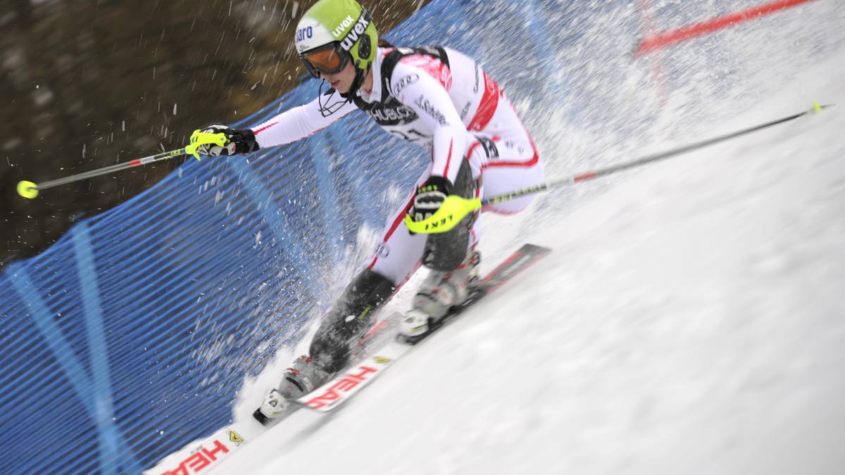 Ihr erster großer Erfolg kommt aber doch etwas unverhofft. Bei der WM in Garmisch-Partenkirchen lässt sie in der Supe-Kombination überraschend alle Favoritinnen hinter sich