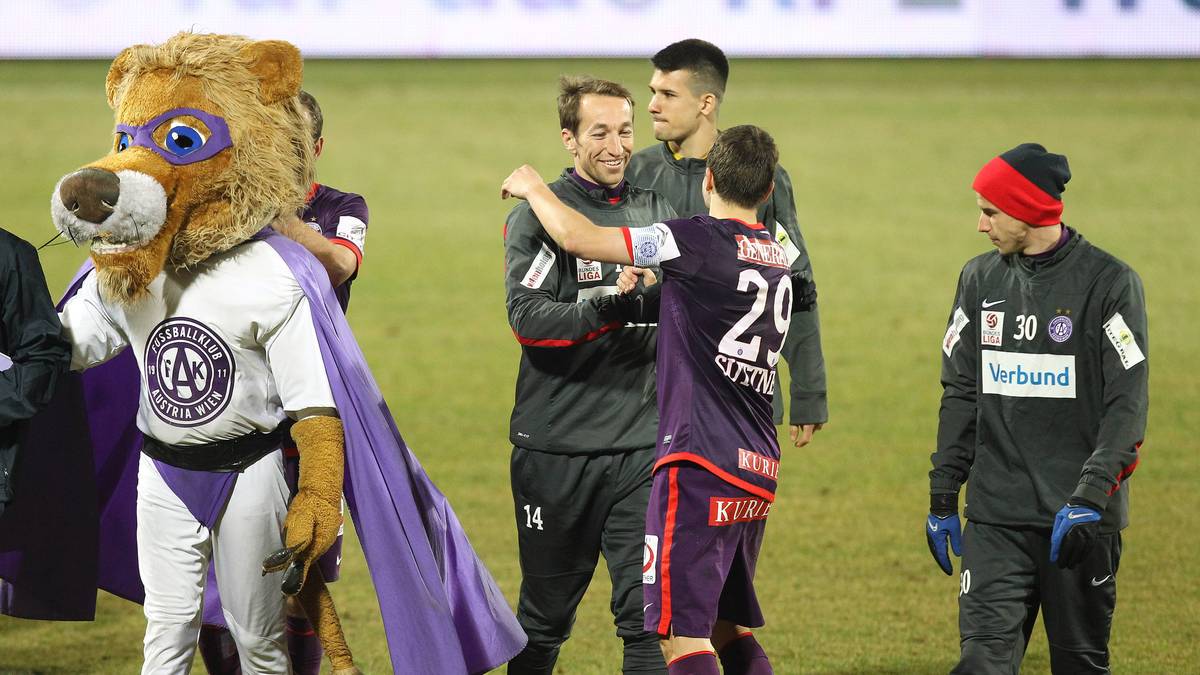 Etwas zu tief ins Glas geschaut hat "Super Leo" vom österreichischen Bundesligisten Austria Wien. Der feiert vor dem Spiel der Austria gegen die Wiener Neustadt im Mai diesen Jahres erst seinen Geburtstag und tanzt dann noch zum Spiel im Stadion an. Das ist wohl selbst für Super-Leo etwas zu viel. Er kippt auf dem Platz um. Für den Rest der Saison fällt Leo laut Verein "aufgrund von Kreislaufproblemen" aus