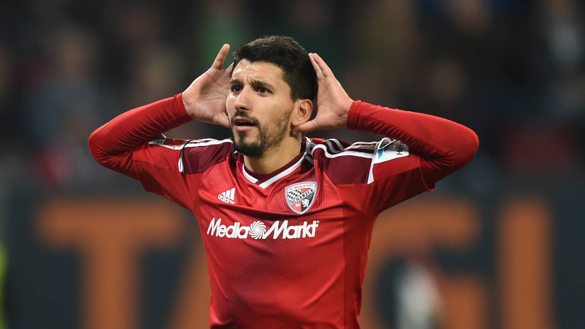  Elf Minuten später legt der 1,69 Meter große Almog Cohen per Kopfball nach