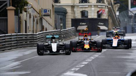 Daniel Ricciardo (m.) übte mächtig Druck auf Lewis Hamilton (l.) aus