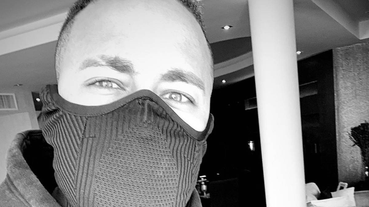 Neymar schützt sich mit einem Mundschutz vor der Infektion mi dem Virus