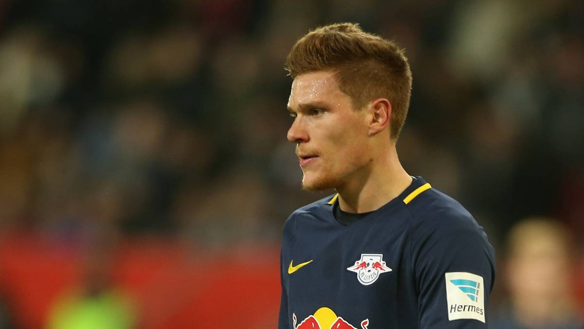 MARCEL HALSTENBERG: Rettet nach dem Abpraller von Gulasci in höchster Not. Kurz darauf sieht er nur noch die Hacken von Philipp Lahm und es steht 0:1. Macht in der zweiten Halbzeit Bekanntschaft mit Costa, sieht dabei aber besser aus als Bernardo. SPORT1-Note: 4