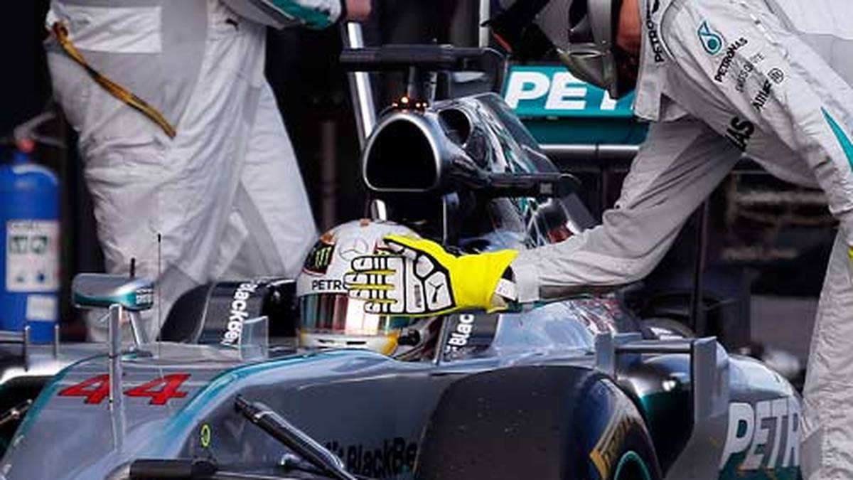 ...doch das Rennen verläuft nicht nach Wunsch. Hamilton scheidet wegen Motorenprobleme frühzeitig aus