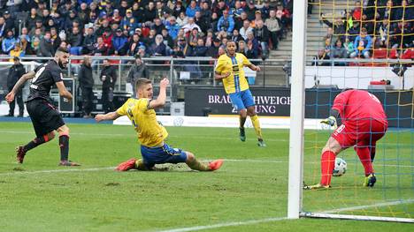 Mikael Ishak schießt den 1. FC Nürnberg in Braunschweig mit zwei Toren zum Sieg