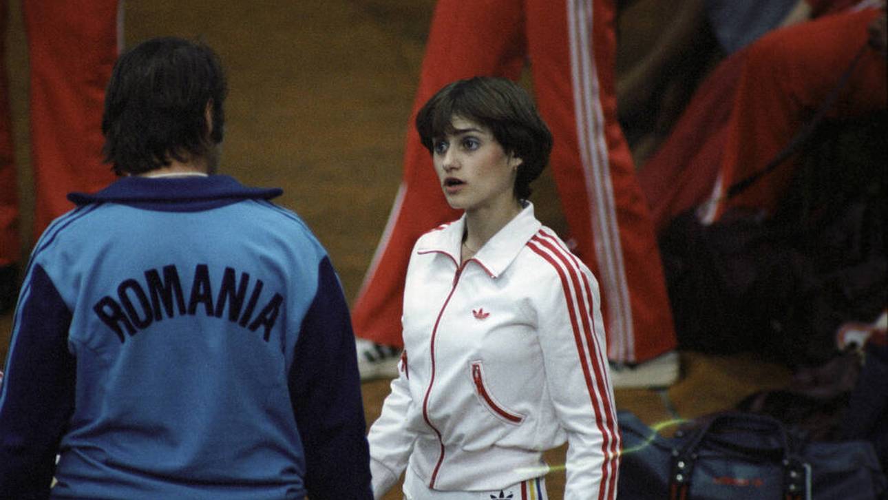 Nadia Comaneci mit ihrem Trainer Bela Karolyi