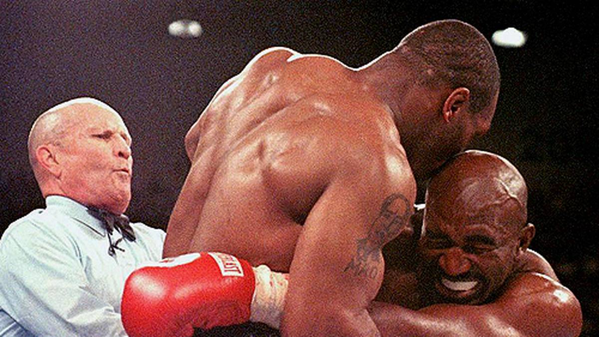 1997 erhält "Iron Mike" für den Fight gegen Evander Holyfield ebenfalls eine Kampfbörse von fast 23 Millionen Euro. Die Szene, die allen Zuschauern in Erinnerung bleibt, spielt sich in Runde drei ab. Der nach Punkten zurückliegende Tyson beißt seinem Gegner ein Stück des rechten Ohres ab. Daraufhin wird der Amerikaner disqualifiziert