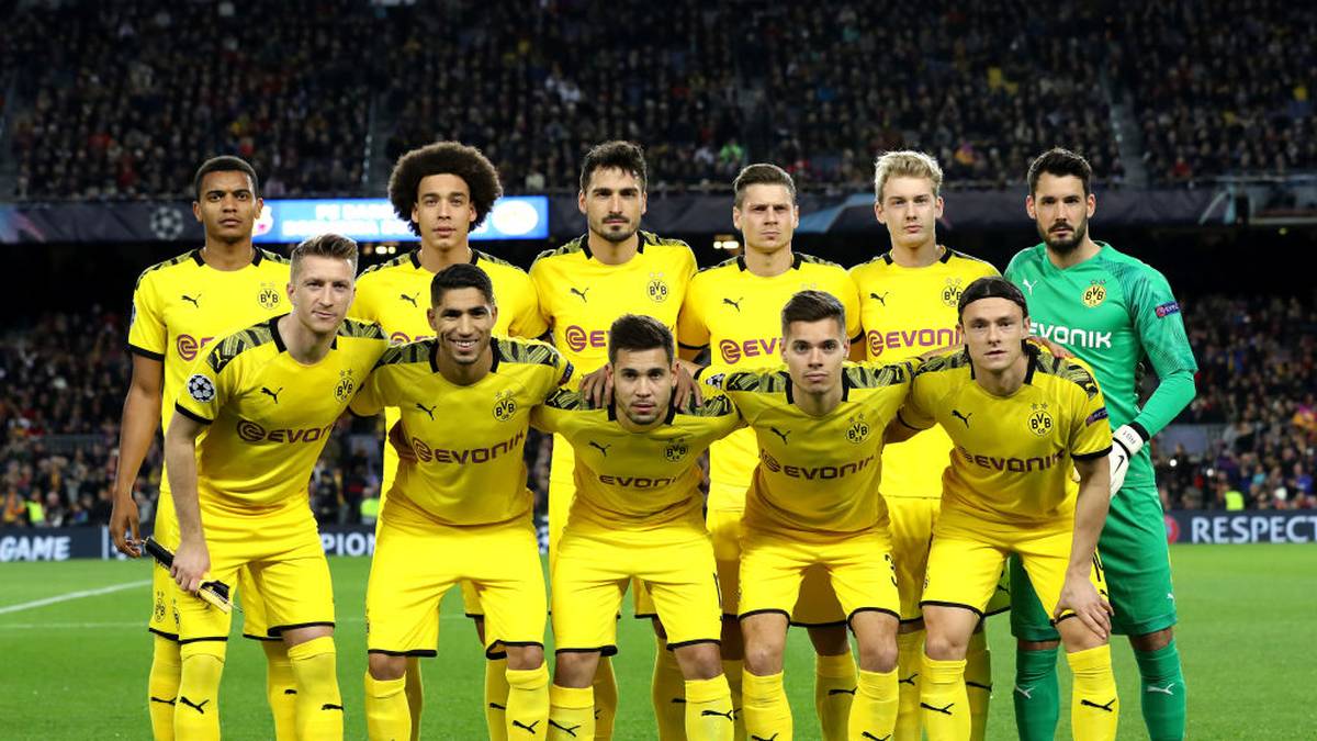 BARCELONA, SPAIN - NOVEMBER 27: Players of Borussia Dortmund pose for a team photograph prior to the UEFA Champions League group F match between FC Barcelona and Borussia Dortmund at Camp Nou on November 27, 2019 in Barcelona, Spain. (Photo by Maja Hitij/Bongarts/Getty Images)