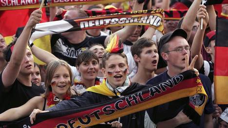Deutsche Fans feiern die Nationalmannschaft 2006 bei der Heim-WM
