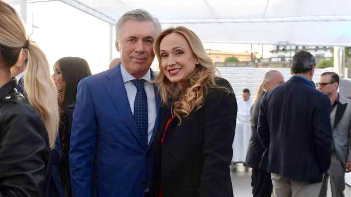 Aktuell ist seinem Profil zu entnehmen, dass er und seine Lieben sich in Neapel wieder äußerst wohl fühlen