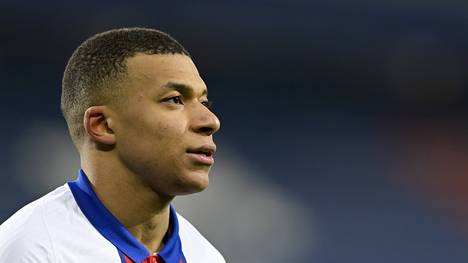 Wie der französische Radiosender RMC berichtet, liegt Kylian Mbappe in Paris bereits seit längerem ein unterschriftsreifer Vierjahresvertrag vor. 