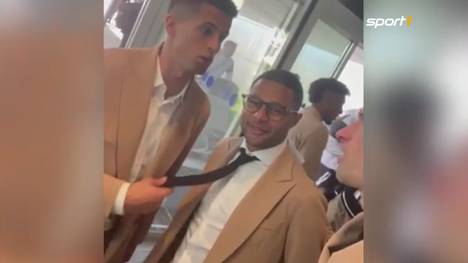 Kurz vor dem Champions-League-Kracher gegen Manchester City albern Thomas Müller und Serge Gnabry am Flughafen rum. 