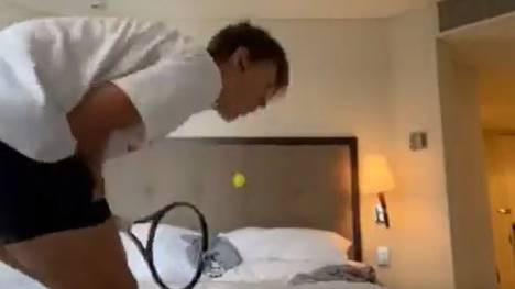 Auf Twitter postet Tennisprofi Sebastian Korda ein Video aus der Quarantäne, bei dem er im Hotelzimmer trainiert. Dieses endet schmerzhaft.