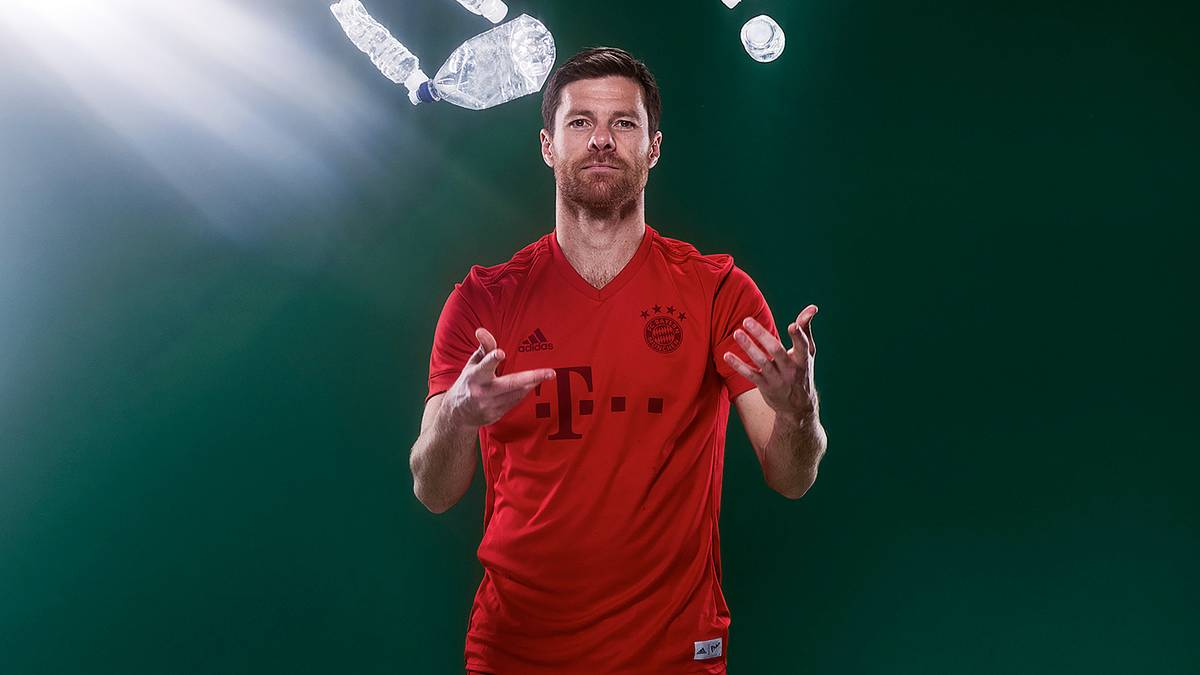 Im Heimspiel gegen die TSG Hoffenheim laufen die Münchner in einem ganz besonderen Trikot auf. Der rote Dress besteht aus recyceltem Ozeanmüll...